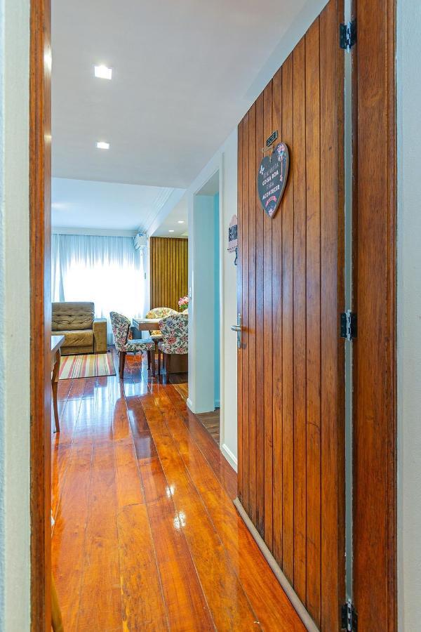 Amplo Apartamento Ao Lado Da Rua Coberta Gramado Bagian luar foto