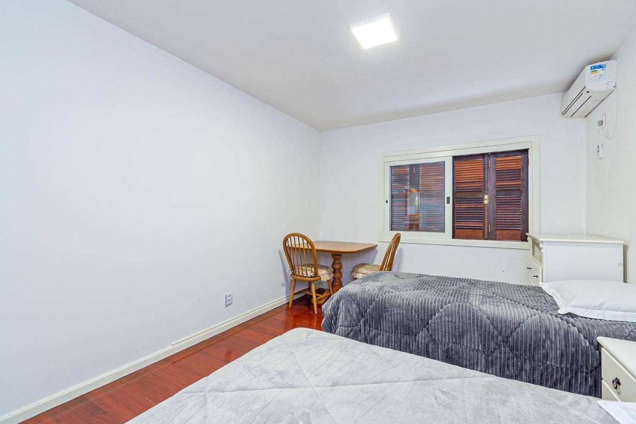 Amplo Apartamento Ao Lado Da Rua Coberta Gramado Bagian luar foto