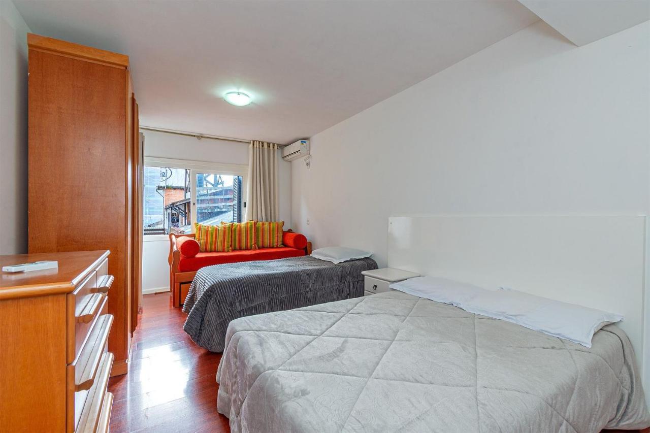 Amplo Apartamento Ao Lado Da Rua Coberta Gramado Bagian luar foto