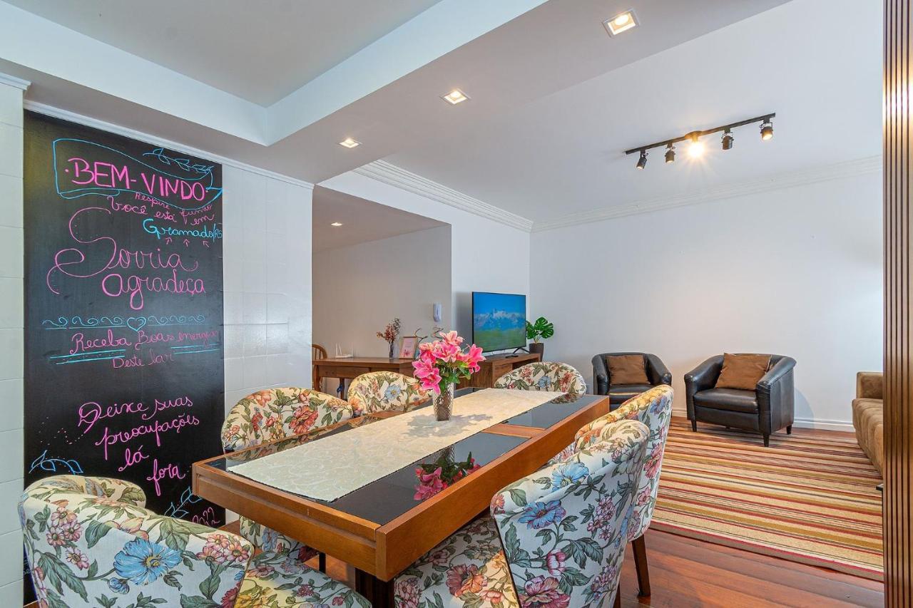 Amplo Apartamento Ao Lado Da Rua Coberta Gramado Bagian luar foto