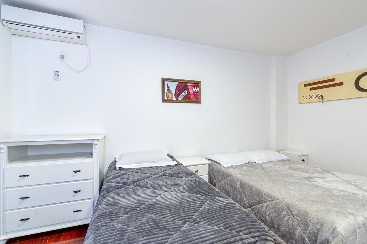 Amplo Apartamento Ao Lado Da Rua Coberta Gramado Bagian luar foto