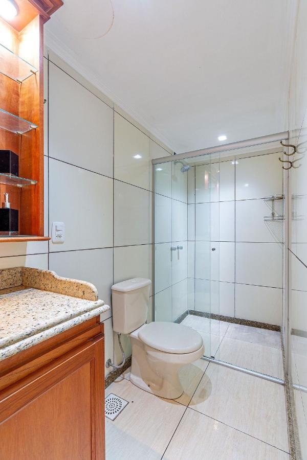 Amplo Apartamento Ao Lado Da Rua Coberta Gramado Bagian luar foto