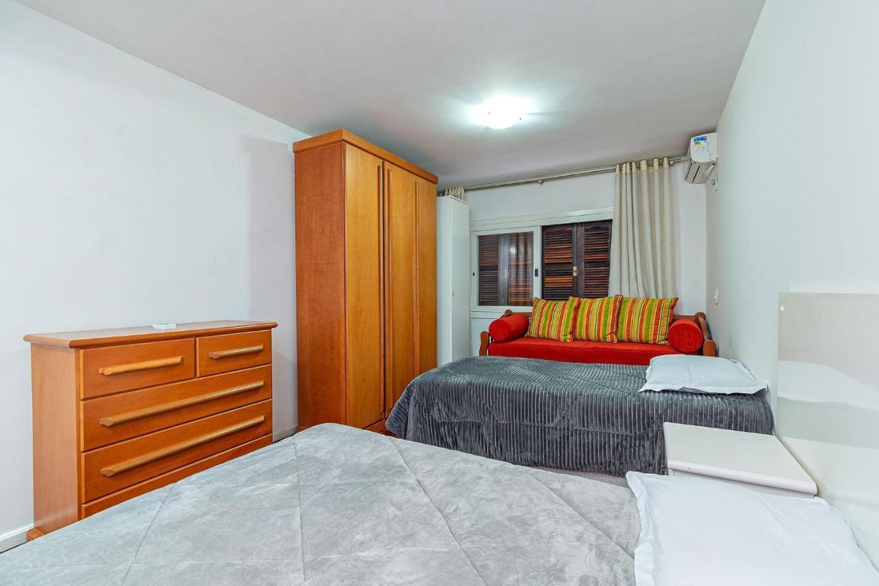 Amplo Apartamento Ao Lado Da Rua Coberta Gramado Bagian luar foto