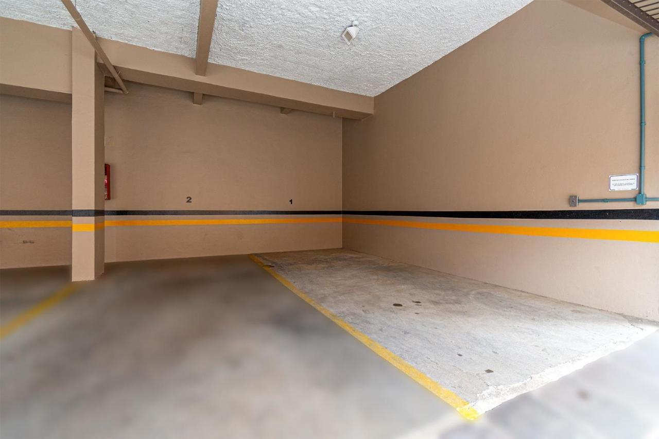 Amplo Apartamento Ao Lado Da Rua Coberta Gramado Bagian luar foto
