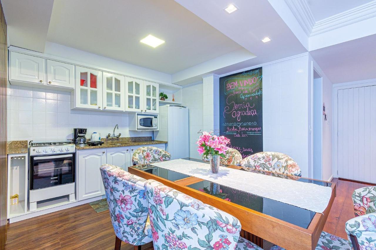 Amplo Apartamento Ao Lado Da Rua Coberta Gramado Bagian luar foto