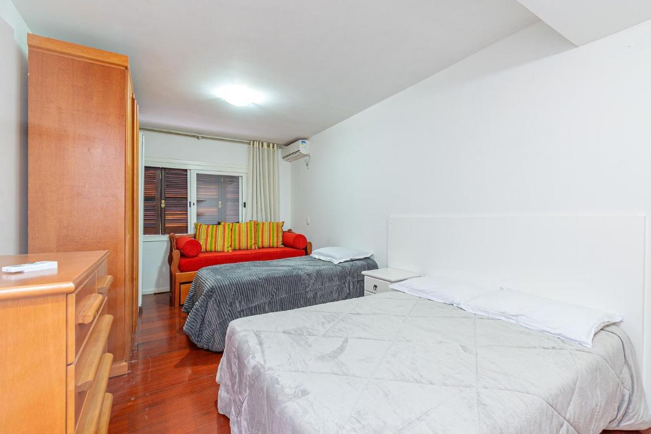 Amplo Apartamento Ao Lado Da Rua Coberta Gramado Bagian luar foto