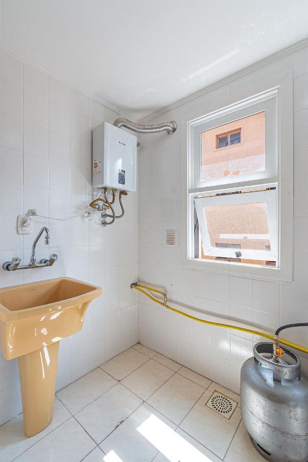 Amplo Apartamento Ao Lado Da Rua Coberta Gramado Bagian luar foto