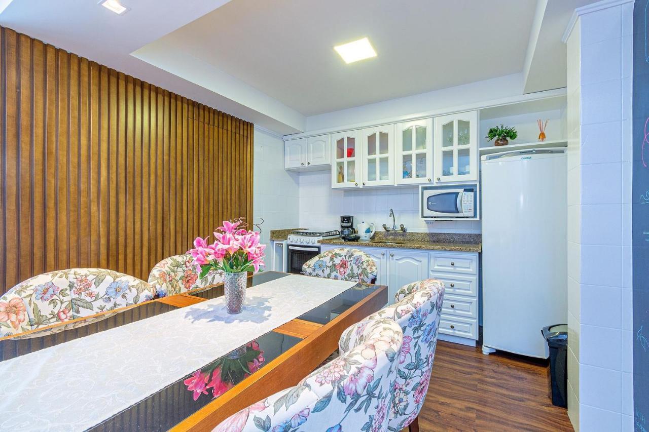 Amplo Apartamento Ao Lado Da Rua Coberta Gramado Bagian luar foto